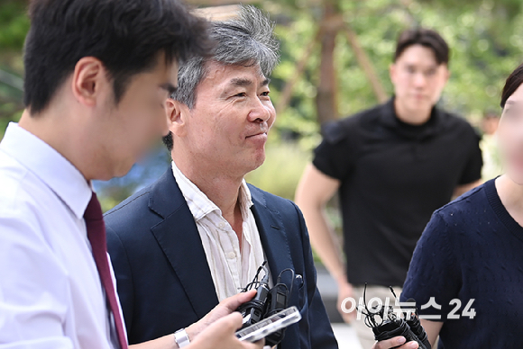 '도이치모터스 주가조작' 사건의 공범에게 재판 형량을 줄여달라는 청탁을 받은 혐의를 받는 이종호 전 블랙펄인베스트 대표가 30일 서울 종로구 김건희 특검팀(특별검사 민중기)에 출석하고 있다. [사진=곽영래 기자]