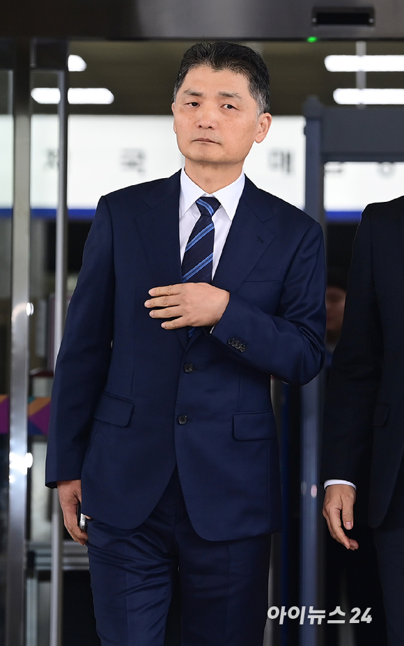 SM엔터테인먼트 시세 조종 혐의를 받고 있는 김범수 카카오 창업주 겸 경영쇄신위원장이 21일 오전 열린 1심 선고공판에서 무죄를 받고 법원을 나서고 있다. [사진=정소희 기자]