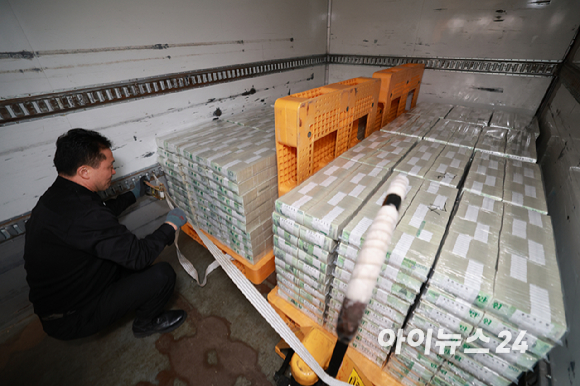 민족 대명절 설을 앞둔 11일 서울 중구 한국은행 본점에서 직원들이 시중은행으로 공급될 설 자금 방출 작업을 하고 있다. 2026.2.11 [사진=사진공동취재단]