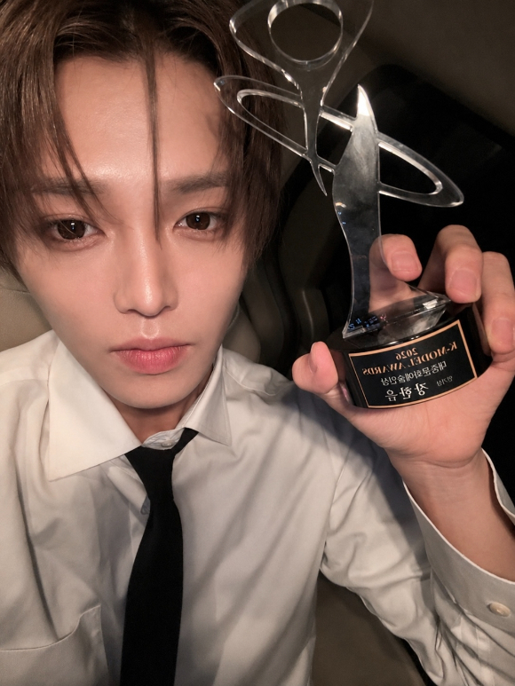 장한음이&lsquo;2026 K-모델 어워즈(K-MODEL AWARDS)'에서 대중문화예술인상 인기상을 수상한 후 기념사진을 촬영하고 있다. [사진= ESN]