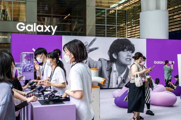일본 도쿄 미드타운 캐노피 스퀘어에서 진행 중인 '갤럭시 X BTS' 특별 체험 이벤트 현장에서 현지 소비자들이 '갤럭시Z플립4'와 '갤럭시Z폴드4'를 체험하고 있다. [사진=삼성전자]