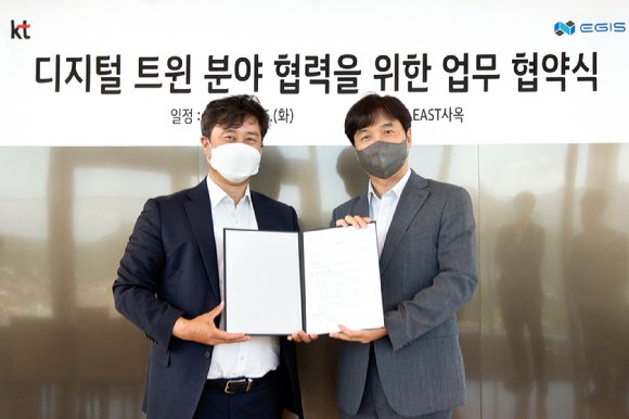 이지스 김성호 대표(왼쪽)와 KT 커스터머DX단 박정호 상무가 MOU를 체결하고 기념사진을 찍는 모습 [사진=KT]