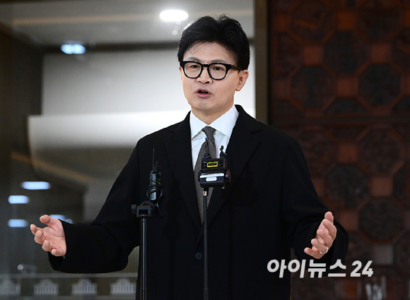한동훈 무소속 의원이 30일 오후 서울 여의도 국회 로텐더홀 앞에서 기자회견을 갖고 있다. [사진=정소희 기자]