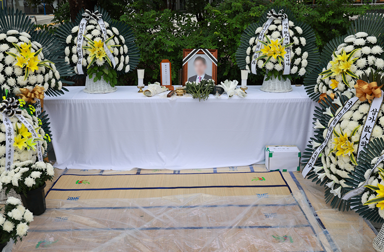 13일 민중기 특별검사팀 사무실이 있는 서울 광화문 KT웨스트빌딩 앞 인도에 '양평 공흥지구 특혜 의혹'과 관련해 수사받다 숨진 채 발견된 양평군 공무원 A씨의 분향소가 마련돼 있다. 이 분향소는 전날 신자유연대와 국민의힘평당원협의회 관계자들이 설치했다. 2025.10.13 [사진=연합뉴스]