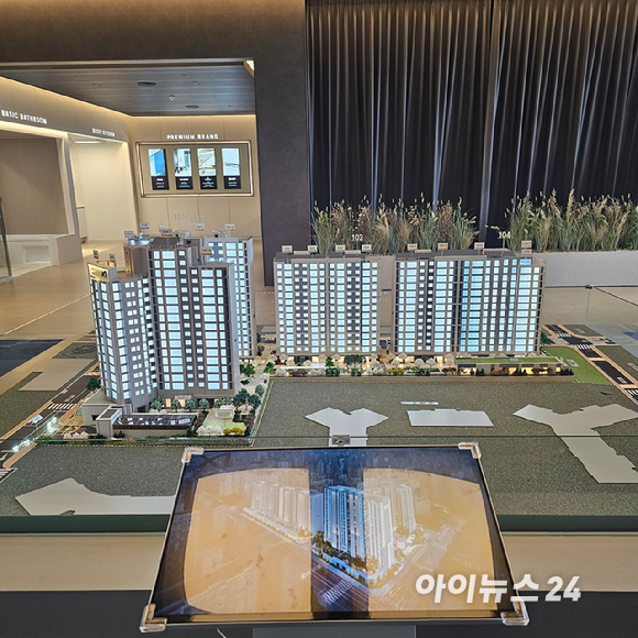 서울 강남구 역삼동 '역삼센트럴자이' 공사현장 펜스 너머로 '역삼래미안'아파트가 보인다. 2025.12.12. [사진=이효정 기자 ]