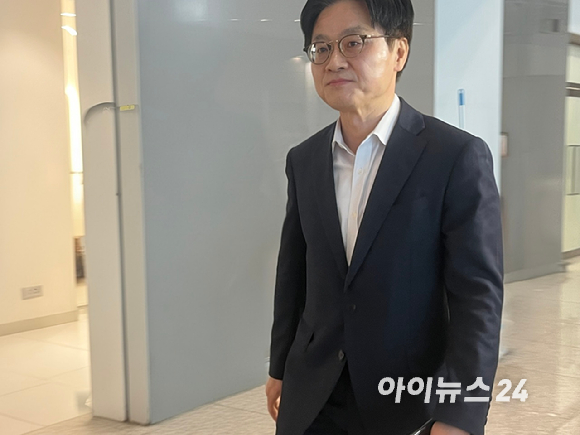 김정관 산업통상부 장관이 5일 오전 최대 60조원의 캐나다 초계 잠수함 프로젝트(CPSP) 수주 지원을 위해 인천국제공항에서 캐나다로 출국하고 있다. [사진=최란 기자 ]