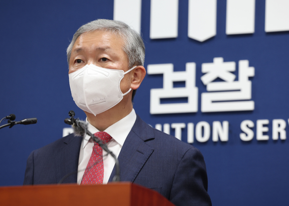 박성진 대검찰청 차장검사가 3일 오후 서울 서초구 대검찰청에서 국회 본회의를 통과한 '검수완박(검찰 수사권 완전 박탈)' 법안에 대한 입장을 밝히고 있다. 박 차장검사는 "앞으로 헌법소송을 포함한 가능한 모든 법적 수단을 검토하는 등 적극 대응해 나갈 것"이라고 말했다. [사진=공동취재사진]