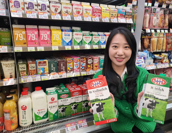 광고모델이 CU의 해외 직소싱 멸균 우유를 들고 있는 모습. [사진=CU]