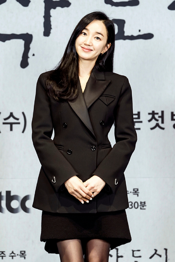 배우 수애가 8일 온라인으로 진행된 JTBC 새 수목드라마 '공작도시' 제작발표회에 참석해 포즈를 취하고 있다. [사진=JTBC]