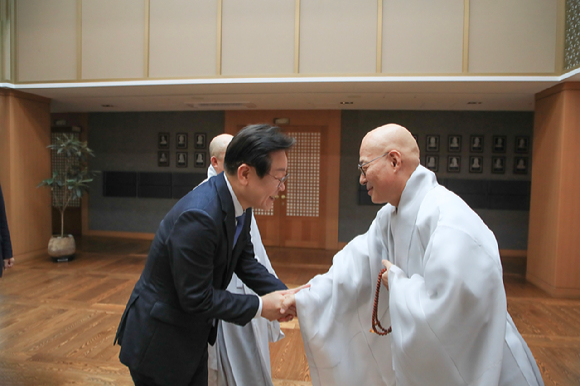 이재명 더불어민주당 대표가 15일 서울 종로구 조계사에서 조계종 총무원장 진우 스님을 예방하고 있다. 2024.09.15. [사진=더불어민주당]