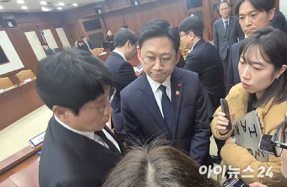 배경훈 부총리 겸 과학기술정보통신부 장관이 기자들 질의를 받고 있다. [사진=서효빈 기자]