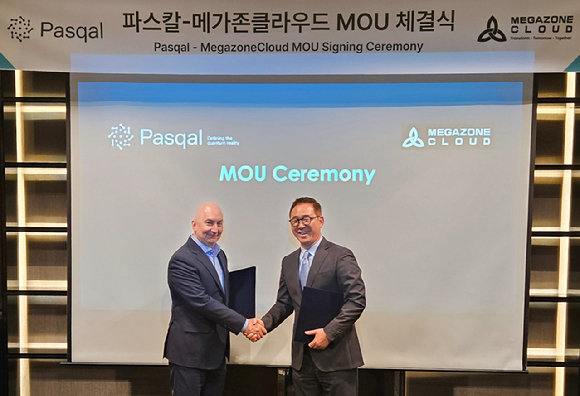 3일 서울 동대문 메리어트호텔에서 열린 양자컴퓨팅 사업 협력을 위한 업무협약식에서 김동호 메가존클라우드 CQO(오른쪽)와 로베르토 마우로 파스칼 아시아태평양 총괄이 협약서를 교환하고 있다. [사진=메가존클라우드]