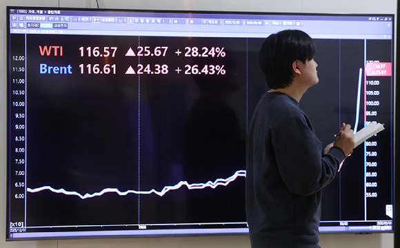 사우디 동서 파이프라인을 찍은사우디아라비아 동서 송유관이 드론 공격으로 파손된 모습. [사진=연합뉴스]