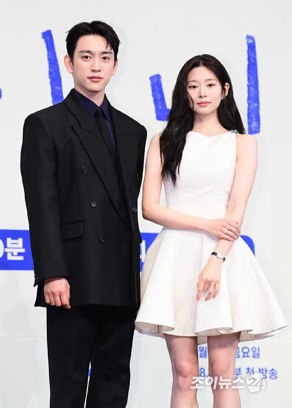 배우 박진영과 김민주가 5일 서울 구로구 신도림동 더링크서울 트리뷰트포트폴리오 호텔에서 열린 JTBC 새 금요시리즈 '샤이닝' 제작발표회에 참석하고 있다. [사진=정소희 기자]