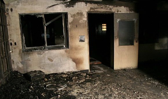 2007년 2월 11일 오전 3시 55분쯤 전남 여수시 여수출입국관리사무소 외국인사무소 3층에서 불이 나 보호 중이던 외국인 55명 가운데 10명이 숨지고 17명이 다치는 사고가 발생했다. 사진은 2007년 2월 11일 발생한 여수출입국관리사무소 화재 현장 모습. [사진=뉴시스]