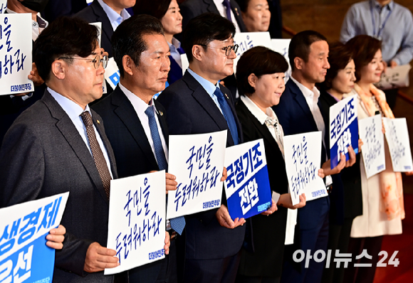 홍익표 원내대표를 비롯한 더불어민주당 의원들이 31일 오전 서울 여의도 국회에서 열리는 윤석열 대통령의 내년도 정부 예산안에 대한 시정연설에 앞서 로텐더홀에서 침묵 피켓 시위를 진행하고 있다. [사진=곽영래 기자]