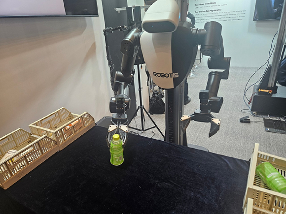 테솔로의 부스에서 연구원이 로봇 핸드 'DG-5F'를 통해 종이접기 데모를 선보이고 있다 [사진=설재윤 기자]