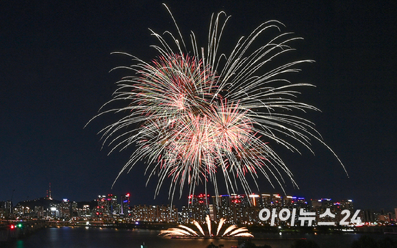 '2026 서울세계불꽃축제'가 5일 서울 여의도 한강공원 일대에서 열린 가운데 화려한 불꽃이 밤하늘을 장식하고 있다. [사진=곽영래 기자]