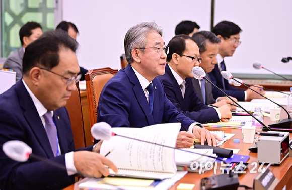 강호동 농협중앙회장이 18일 오전 서울 여의도 국회 농림축산식품해양수산위원회에서 열린 농업협동조합중앙회·농협경제지주·농협금융지주 국정감사에서 의원 질의에 답하고 있다. [사진=곽영래 기자]