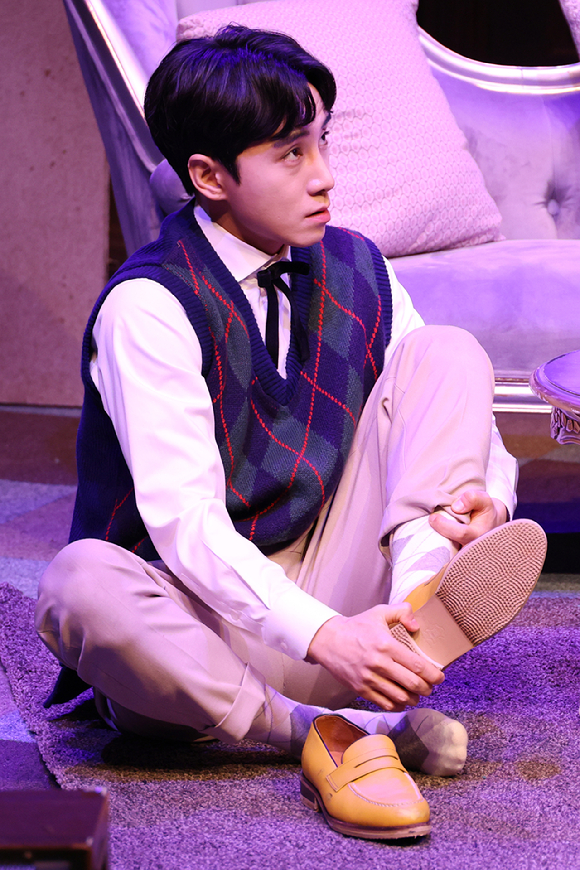 배우 김시유가 19일 오후 서울 종로구 동숭동 대학로티오엠에서 진행된 연극 '오펀스' 프레스콜에 참석해 열연을 펼치고 있다. [사진=문수지 기자]