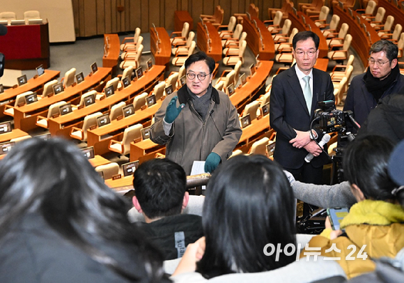 우원식 국회의장이 3일 서울 여의도 국회에서 열린 '그날 12.3 다크투어'에서 직접 도슨트로 나서 시민들을 안내하고 있다. [사진=곽영래 기자]