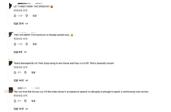 넷플릭스 애니메이션 영화 &lsquo;케이팝 데몬 헌터스&rsquo;의 주제곡 &lsquo;골든&rsquo;을 작곡한 더 블랙 레이블 소속 프로듀서 팀 아이디오(IDO)와 작곡가 24, &lsquo;골든&rsquo;을 작곡하고 직접 부른 이재(EJAE), 마크 소넨블릭이 15일(현지시간) 미 로스앤젤레스 돌비 극장에서 열린 제98회 아카데미 시상식에서 주제가상을 받은 뒤 무대 위에 올랐다. IDO의 일원인 이유한이 수상소감을 발표하는 도중 퇴장을 재촉하는 음악이 흘러나오자 이재가 당혹스런 표정으로 손짓을 하고 있다. [사진=EPA /연합뉴스]