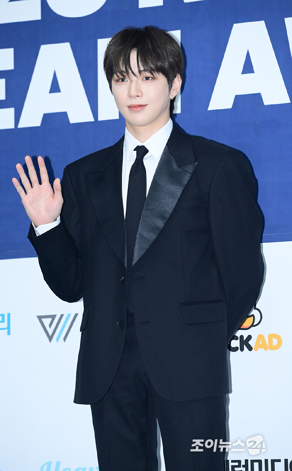 가수 강다니엘이 21일 오후 서울 잠실실내체육관에서 열린 '2025 케이 월드 드림 어워즈'(2025 K WORLD DREAM AWARDS)에 블루카펫 행사에 참석하고 있다. [사진=정소희 기자]