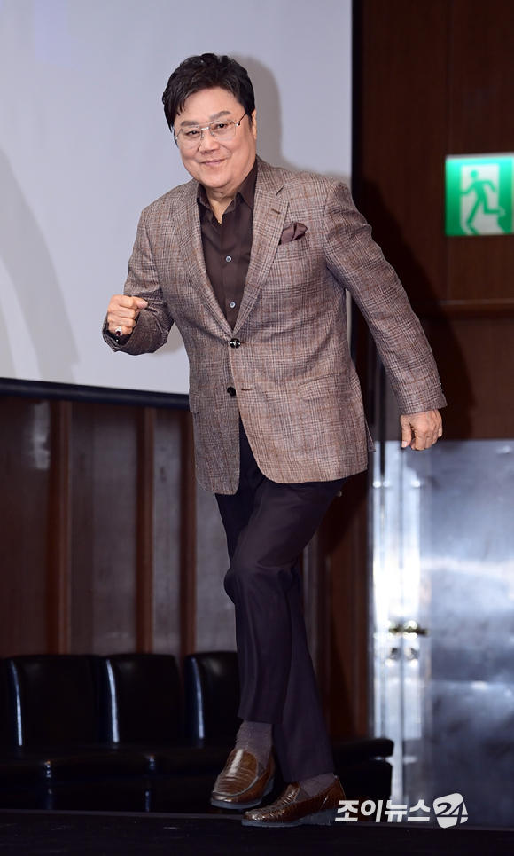 가수 남진이 25일 오후 서울 마포구 스탠포드호텔에서 열린 MBN 초대형 트롯 오디션 '무명전설-트롯 사내들의 서열전쟁' 제작발표회에 참석하고 있다.