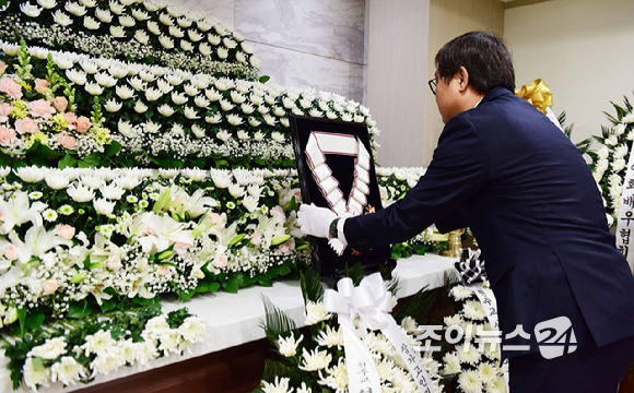 최휘영 문화체육관광부 장관이 5일 서울성모병원 장례식장에 마련된 '국민 배우' 고(故) 안성기의 빈소에 방문해 금관문화훈장을 전달하고 있다. [사진=사진공동취재단]