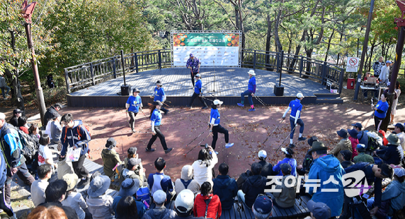 박상신 한국노르딕워킹협회장이이 19일 서울 종로구 부암동 백사실 계곡에서 진행된 '스타 고우리와 함께 하는 제10회 희망찾기 등산·트레킹 교실'에 앞서 등산 스틱 사용법 및 스트레칭을 주제로 강연하고 있다. [사진=곽영래 기자]