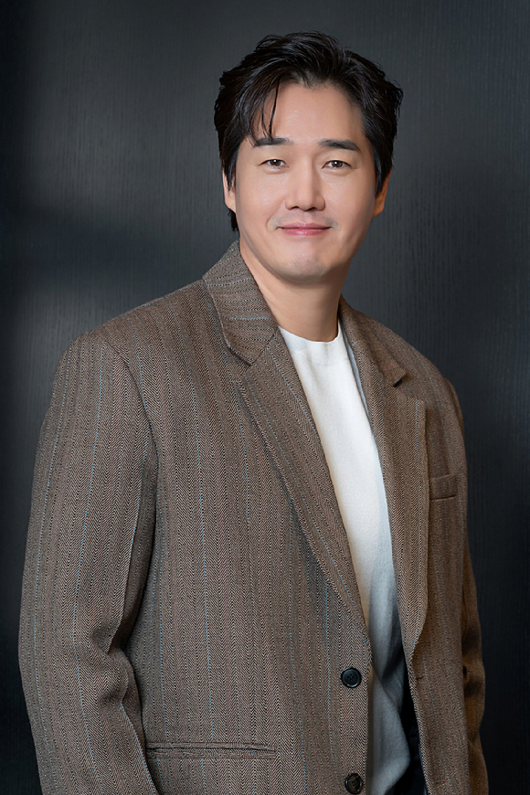 배우 유지태가 영화 '왕과 사는 남자' 인터뷰에 앞서 포즈를 취하고 있다. [사진=(주)쇼박스]