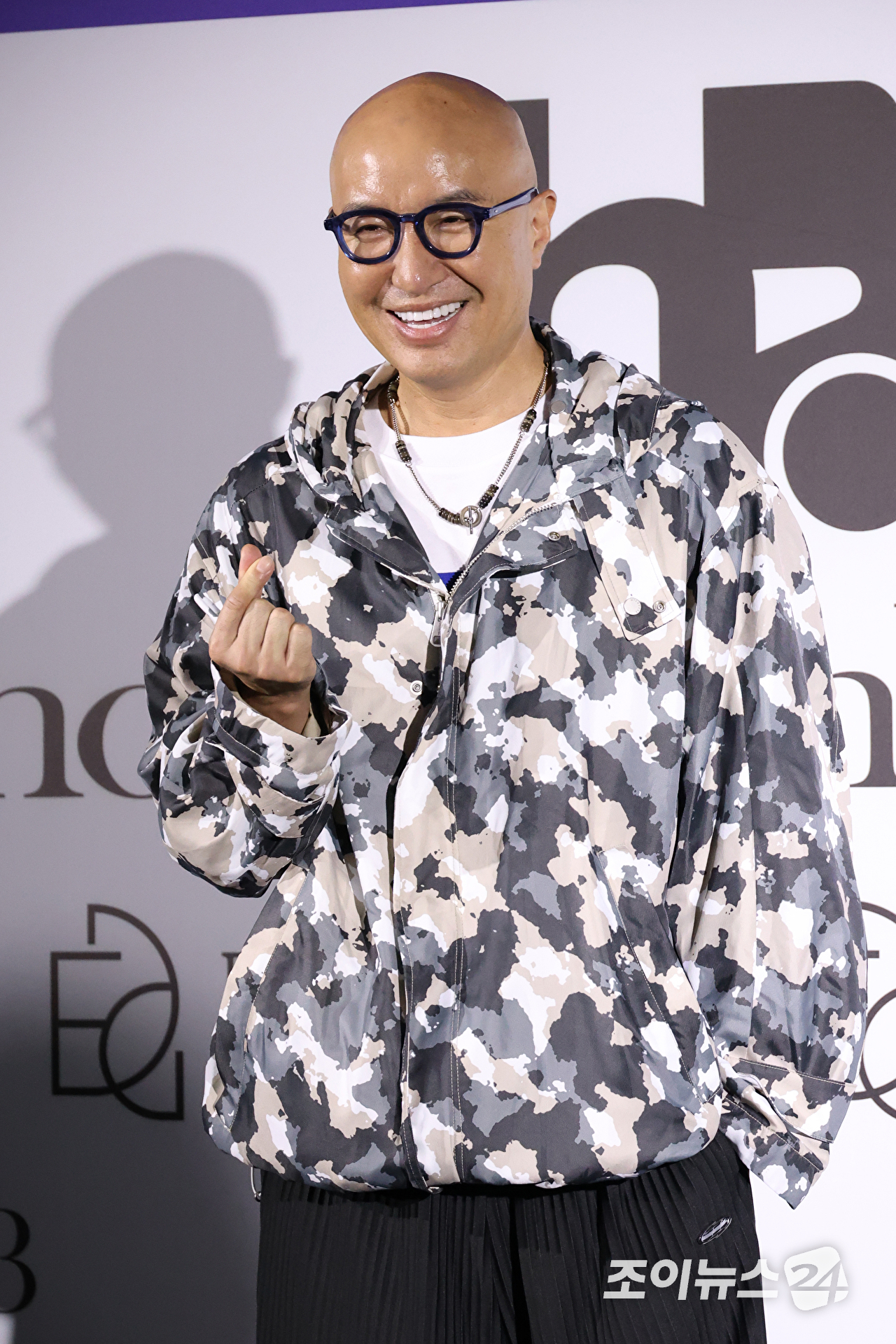 방송인 홍석천이 1일 오후 서울 중구 동대문디자인플라자에서 진행된 2027 S/S 서울패션위크 '홀리넘버세븐' 컬렉션에 참석해 포즈를 취하고 있다. [사진=문수지 기자]