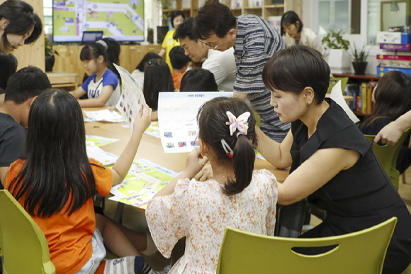 12일 인천시 부평구 함께걷기 소망지역아동센터에서 개최된 기부금 전달식에서 한마음재단 윤명옥 사무총장(맨 오른쪽)이 아이들에게 교통안전에 대해 설명하고 있는 모습. [사진=지엠한마음재단코리아]