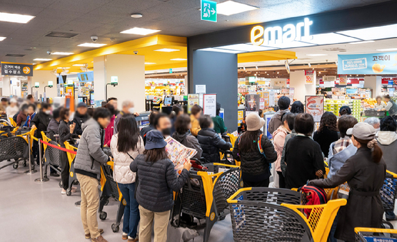 지난 쓱데이 기간 오픈을 기다리는 소비자들로 이마트 매장이 북적이고 있다. [사진=이마트]