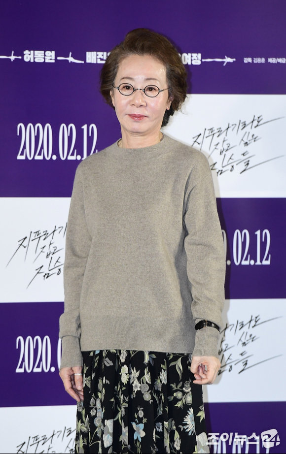 배우 윤여정이 새 드라마 '나무는 서서 죽는다'(가제) 출연을 검토 중이다. [사진=정소희 기자]