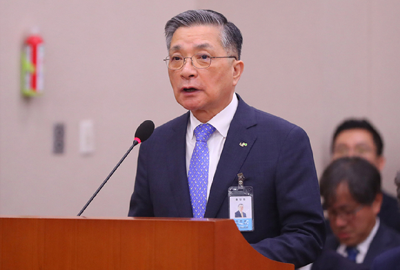 이한준 한국토지주택공사(LH) 사장이 16일 오전 서울 여의도 국회에서 열린 국토교통위원회의 한국토지주택공사 등에 대한 국정감사에 출석해 업무보고를 하고 있다. [사진=뉴시스]