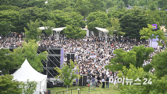 17일 서울 영등포구 여의도 한강공원에서 방탄소년단 데뷔 10주년 FESTA @여의도(BTS 10th Anniversary FESTA @Yeouido) 행사가 열리고 있다. [사진=정소희 기자]