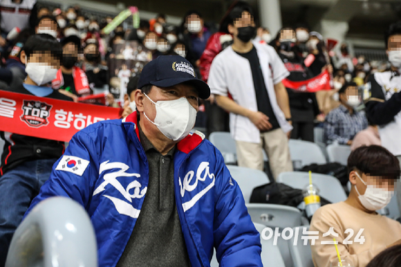 14일 서울 고척스카이돔에서 '2021 신한은행 SOL KBO리그' KT 위즈와 두산 베어스의 한국시리즈 1차전이 진행됐다. 윤석열 국민의힘 대선 후보가 야구장을 찾아 한국시리즈를 관람하고 있다. [사진=김성진 기자]