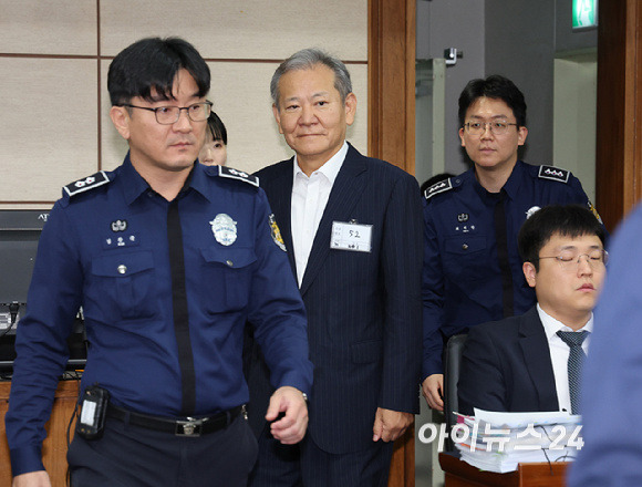 12·3 비상계엄 관련 언론사 단전·단수를 지시한 혐의로 구속기소 된 이상민 전 행정안전부 장관이 17일 오전 서울 서초구 서울중앙지방법원에서 열린 첫 공판에 출석하고 있다. [사진=사진공동취재단]