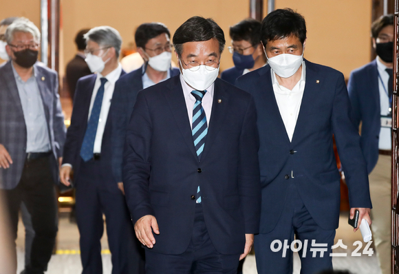 더불어민주당 윤호중 공동비상대책위원장이 12일 오후 서울 여의도 국회에서 열린 제83차 정책의원총회를 마친 뒤 회의장을 나서고 있다. [사진=김성진 기자]