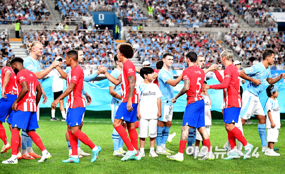 아틀레티코는 30일 서울월드컵경기장에서 열린 쿠팡플레이 시리즈 2차전에서 맨시티에 2-1로 이겼다.양팀 선수들이 인사를 나누고 있다. [사진=곽영래 기자]