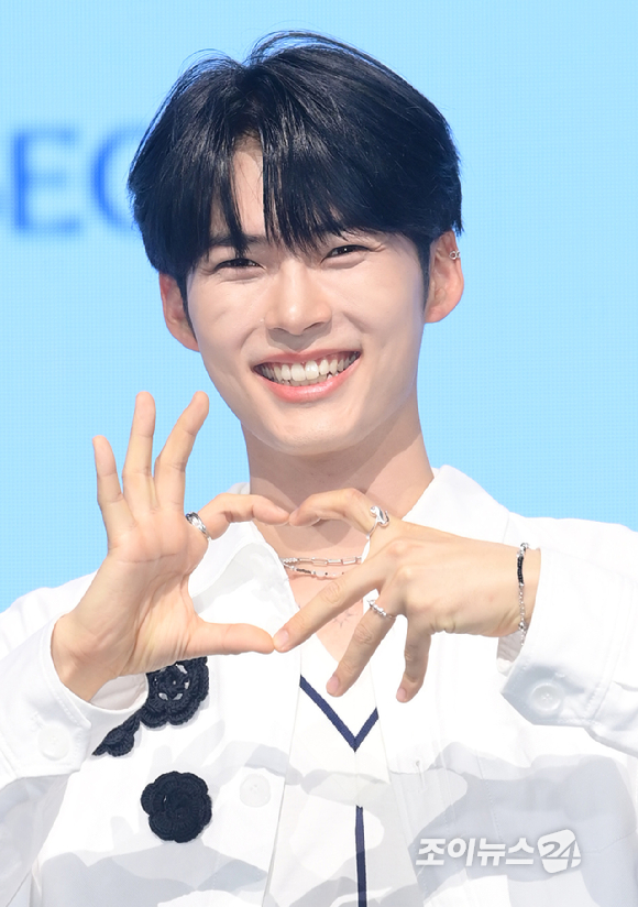 그룹 제로베이스원 성한빈이 10일 오후 서울 광진구 광장동 예스24라이브홀에서 열린 제로베이스원(ZEROBASEONE) 데뷔 쇼케이스에 참석하고 있다. [사진=정소희 기자]