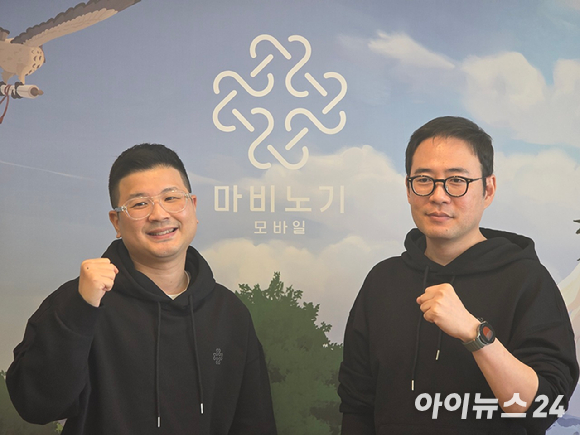 강민철(왼쪽) 넥슨 마비노기 모바일 사업실장, 이진훈 데브캣 마비노기 모바일 디렉터가 20일 서울 성수 KT&G 상상플래닛에서 열린 '마비노기 모바일' 공동 인터뷰에서 기념촬영을 하고 있다. [사진=박정민 기자]