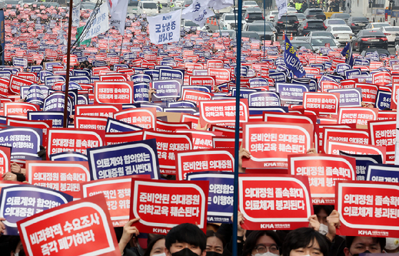 3일 오후 서울 영등포구 여의대로에서 열린 의대정원 증원 및 필수의료패키지 저지를 위한 전국 의사 총궐기대회에서 참석자들이 피켓을 들고 구호를 외치고 있다. 2024.03.03. [사진=뉴시스]