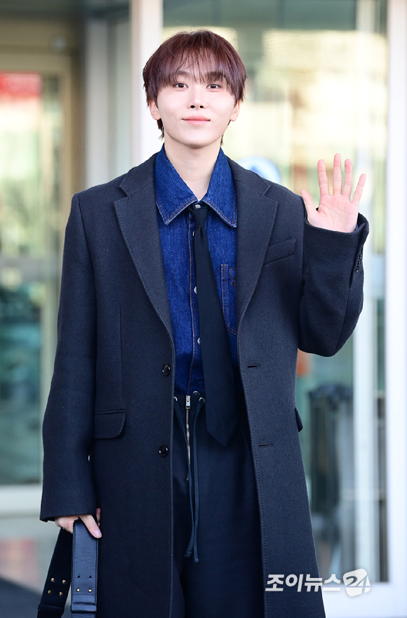 그룹 세븐틴 부승관이 20일 해외 일정 참석 차 인천국제공항을 통해 출국하고 있다. [사진=정소희 기자]