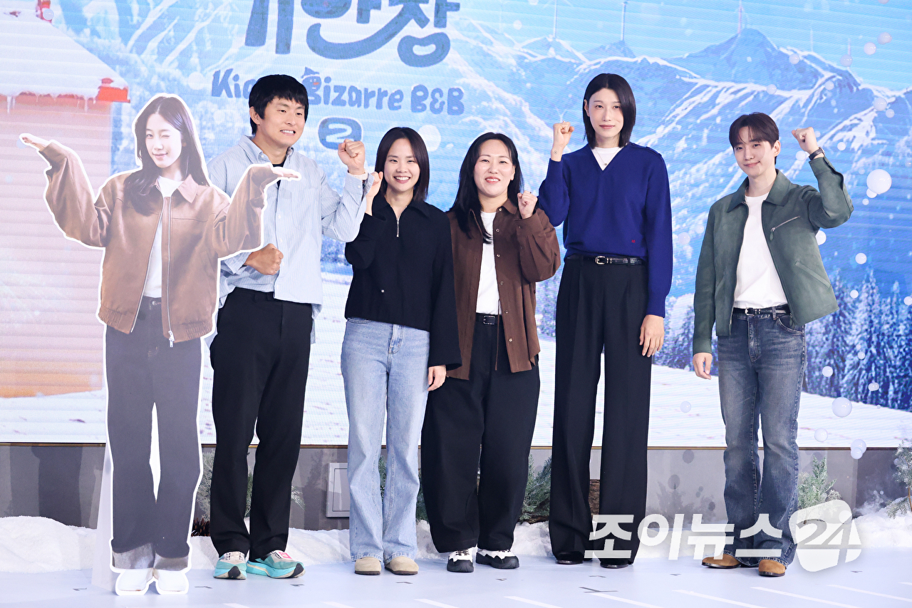 만화가 기안84, 이소민 PD, 김지현 PD, 전 배구선수 김연경, 배우 이준호가 22일 오전 서울 마포구 호텔 나루 서울 엠갤러리에서 진행된 넷플릭스 예능 '대환장 기안장 시즌2' 제작발표회에 참석해 포즈를 취하고 있다. [사진=문수지 기자]