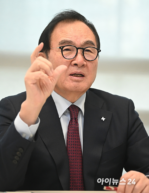 윤은기 서울과학종합대학원대학교 석좌교수가 20일 서울 강남구 모처에서 아이뉴스24와 인터뷰를 하고 있다. [사진=곽영래 기자]