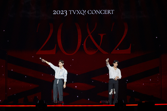 동방신기가 인천 영종도 인스파이어 아레나에서 데뷔 20주년 기념 단독 콘서트 '2023 TVXQ! CONCERT [20&2](2023 동방신기 콘서트 [20&2])' 무대를 꾸미고 있다. [사진=SM엔터테인먼트]