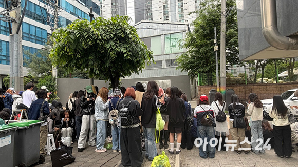 28일 서울 성동구 성수동에 마련된 에어비앤비 코르티스 협업 팝업스토어 앞이 외국인 관광객들로 북적이고 있다. [사진=진광찬 기자]