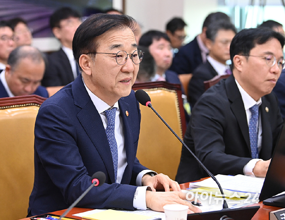 김윤덕 국토교통부 장관이 29일 오전 서울 여의도 국회 국토교통위원회에서 열린 국토교통부 등에 대한 국정감사에서 질의에 답하고 있다. [사진=곽영래 기자]